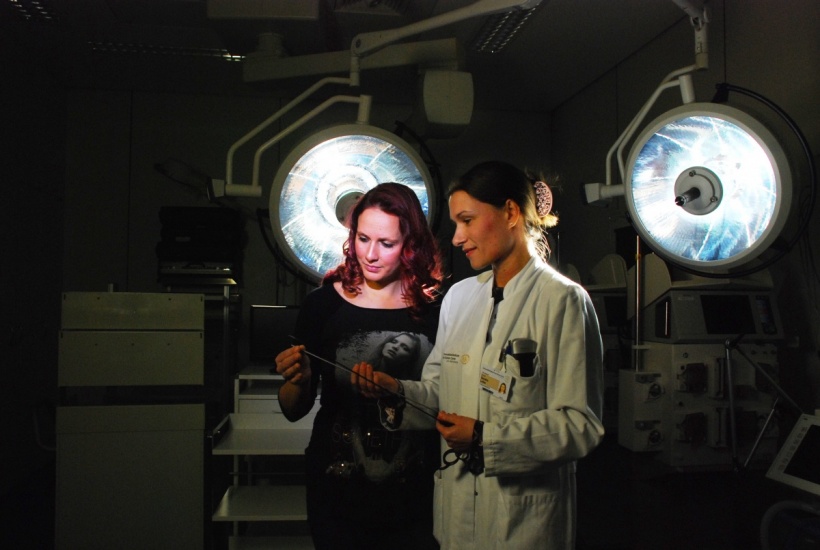 Dr. Sandra Leike zeigt Patientin Maria Streubel die Operationsinstrumente für...