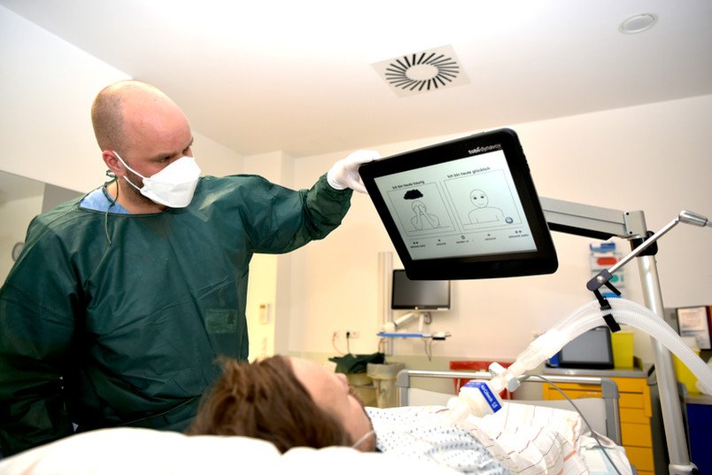 Kommunikation mittels Eye-Tracking-System: Der Patient gibt über sein Befinden...