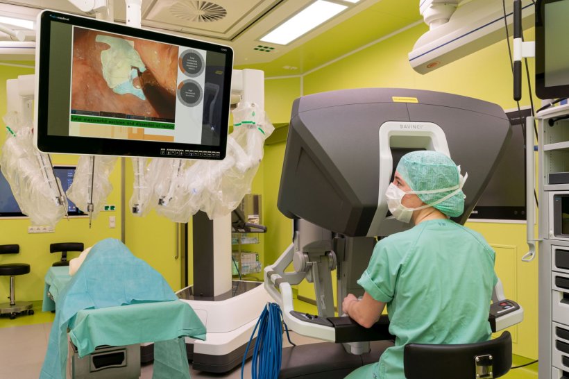 Auf dem Bildschirm sieht die Chirurgin relevante Informationen zu Ziel- und...