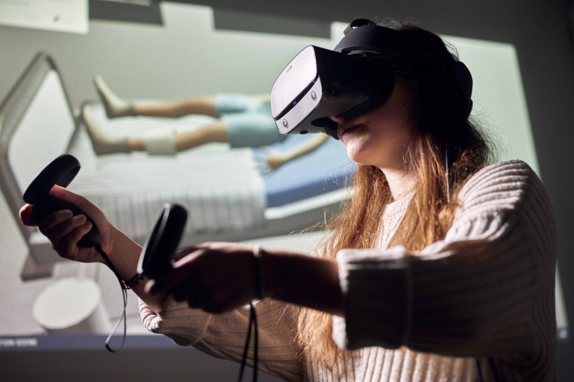VR-Brille und Controller ermöglichen das Training in digitaler Umgebung
