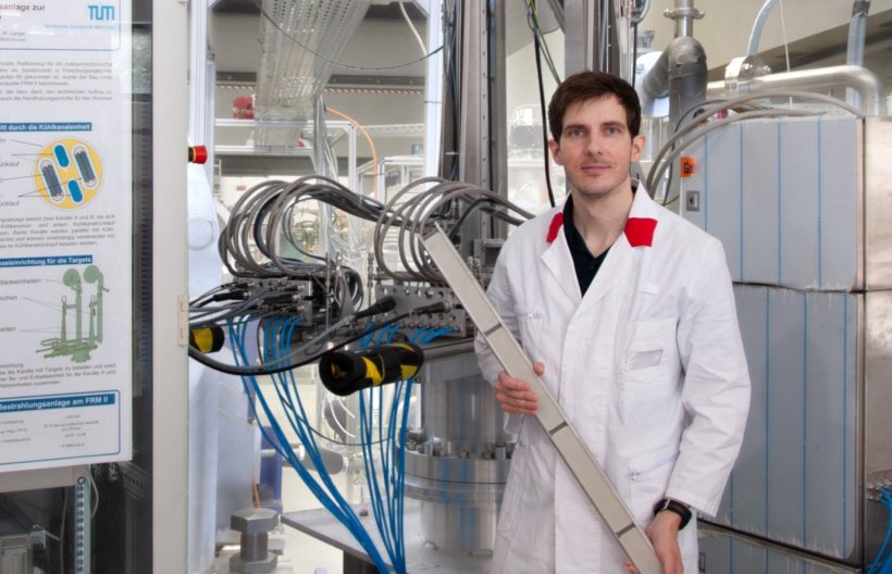 Dr. Tobias Chemnitz an der Testanlage für die Mo-99-Produktion am FRM II auf...