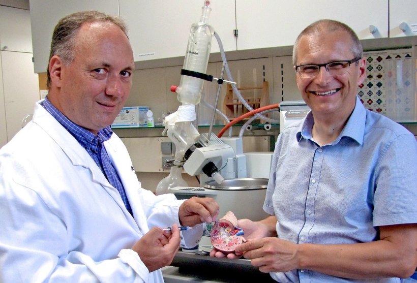 Die beiden Gründer der Purenum GmbH im Labor: Prof. Dr. Ingo Grunwald (links)...