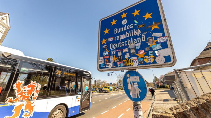 dutch bus crossing german border