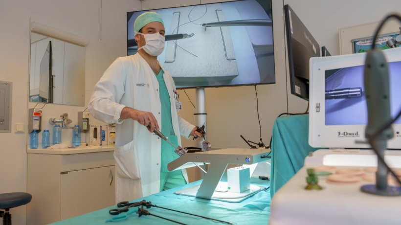 Ein Chirurg an der Trainingsbox für minimalinvasive Operationen.