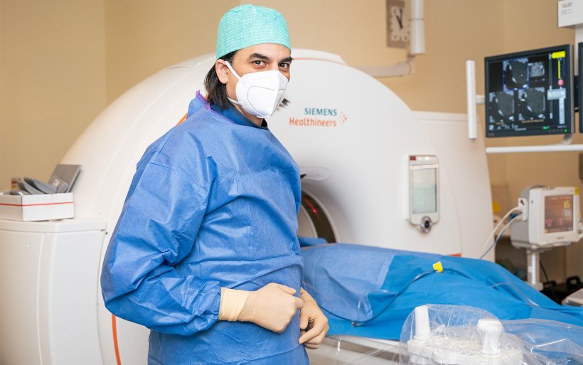 Prof. Dr. Marco Das führt eine CT-gesteuerte Mikrowellenablation durch.