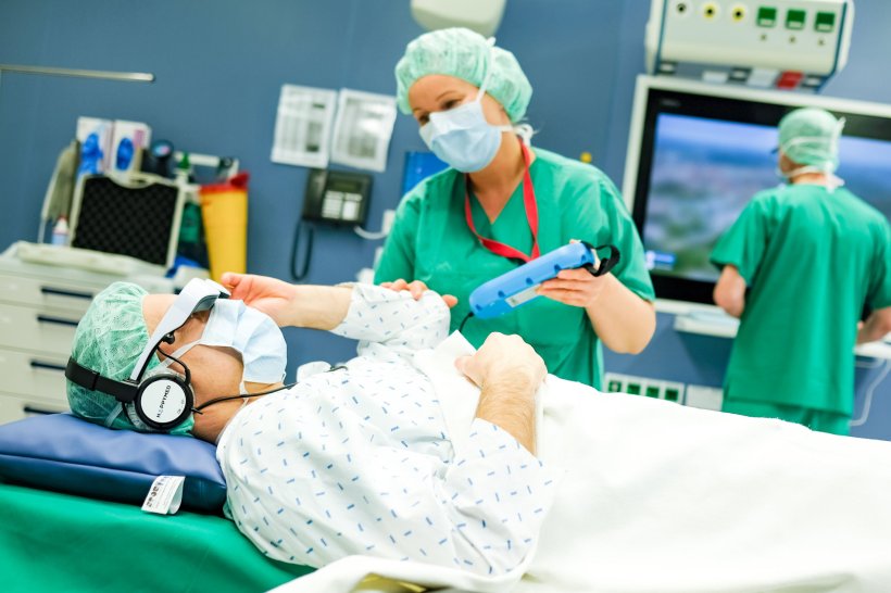Entspannung im OP-Saal: Die Videobrille steigert bei Patienten vor, während...