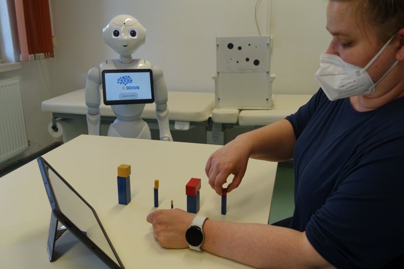 Therapiesituation mit einem humanoiden Roboter