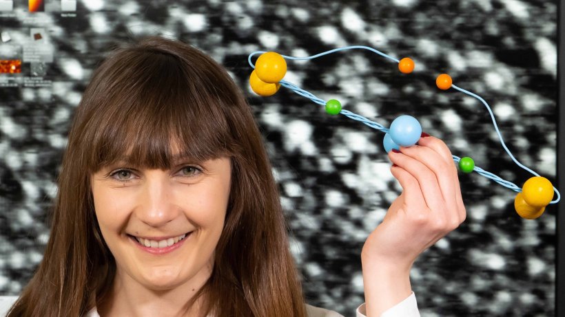 Doktorandin Maja Struczynska mit dem Modell eines einzelnen Fibrinogenmoleküls