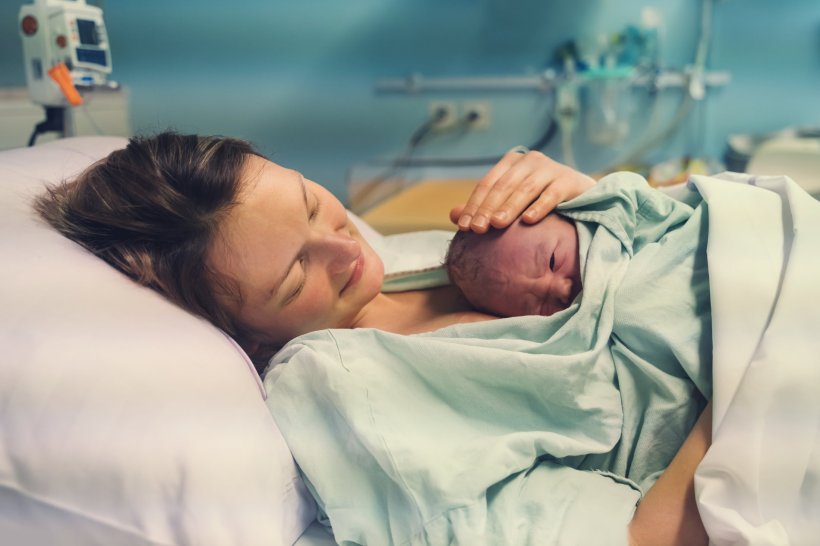 Mutter und Baby nach der Geburt (Symbolbild): Hypnobirthing soll das Erlebnis...