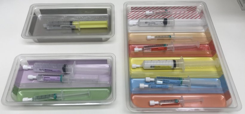Rainbow tray for injection syringes