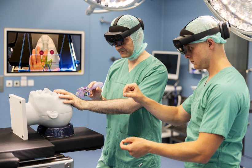 neurosurgeons wearing virtual reality headsets