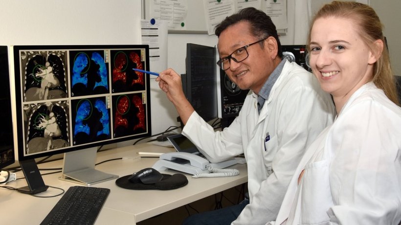 Professor Shin (links) und Dr. Scharm begutachten anhand der CT-Aufnahmen die...