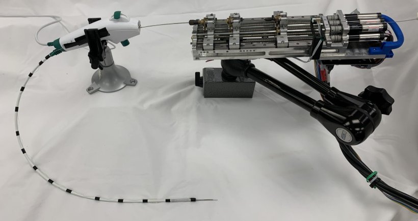 Die Komponenten des Robotersystems, mit der steuerbaren Nadel, Bronchoskop und...