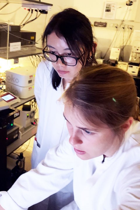 2 female scientists in a laboratory