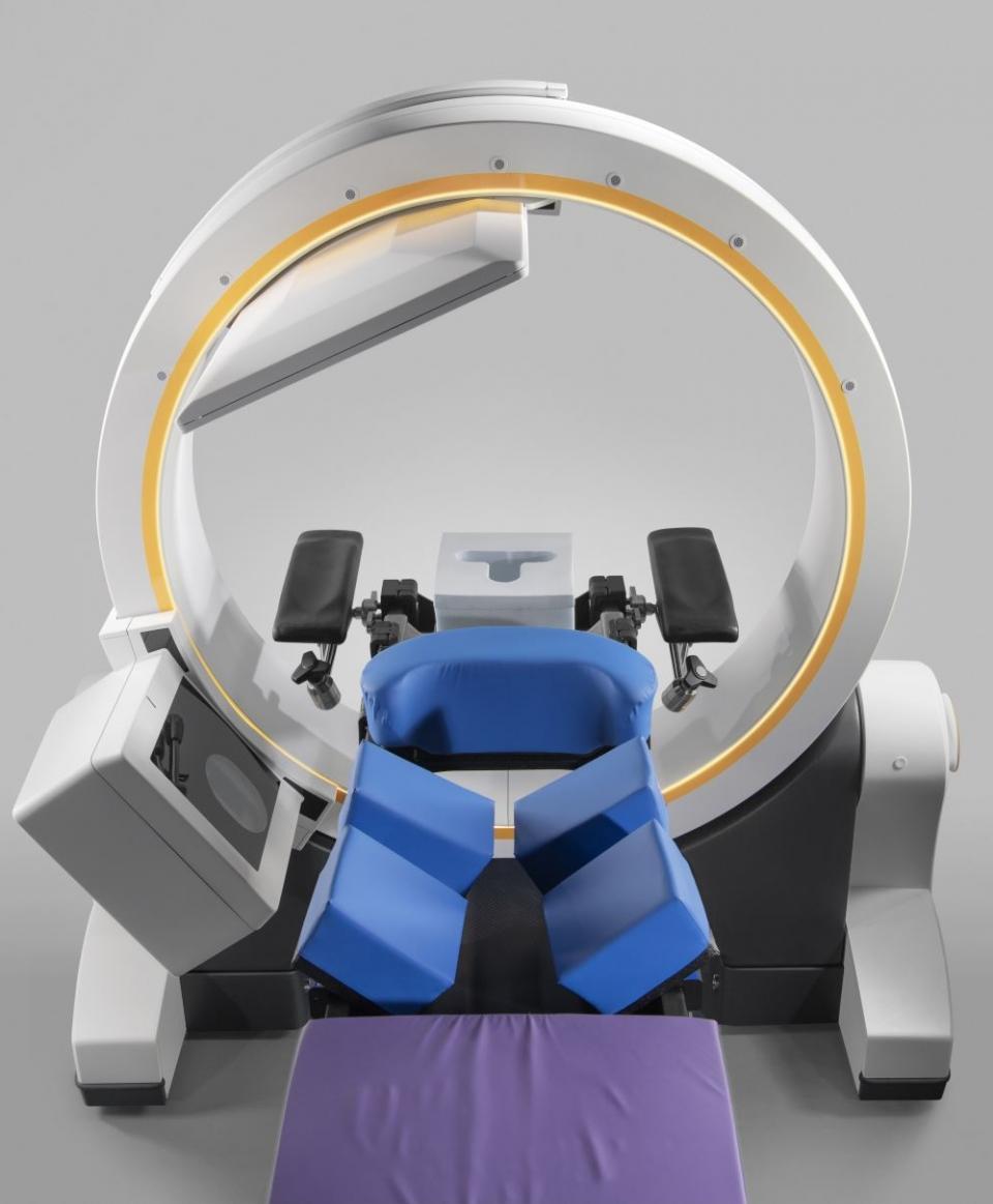 LoopX Imaging robot for spinal surgery •
