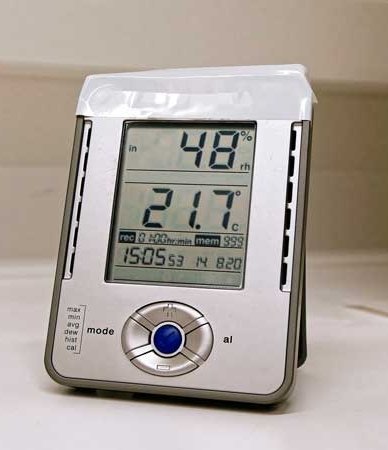 digital hygrometer