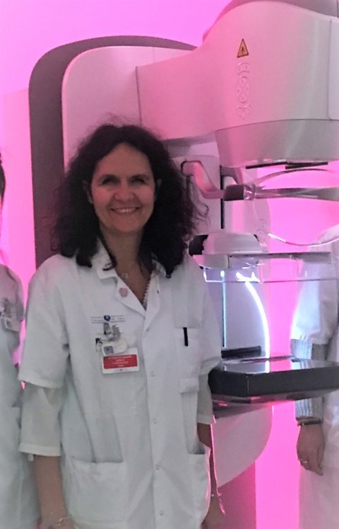isabelle thomassin-naggara standing next to a mammography device