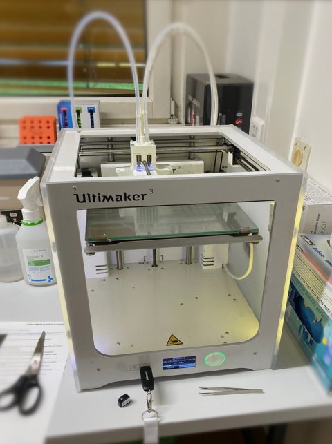 Ein 3D-Drucker steht in einem medizinischen Labor auf dem Tisch
