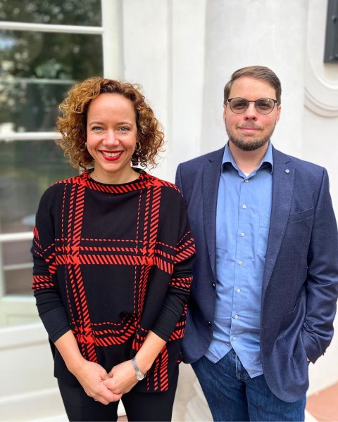 Prof. Dr. Julia Groß und Prof. Dr. Felix Grassmann stehen nebeneinander