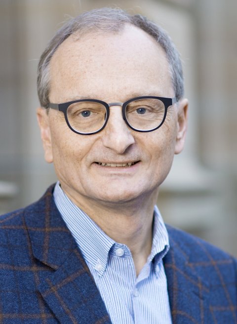 Portrait photo of Prof. Dr Falko Fend