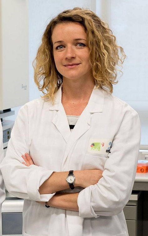 Dr Anna Labernadie standing in a laboratory with her arms crossed