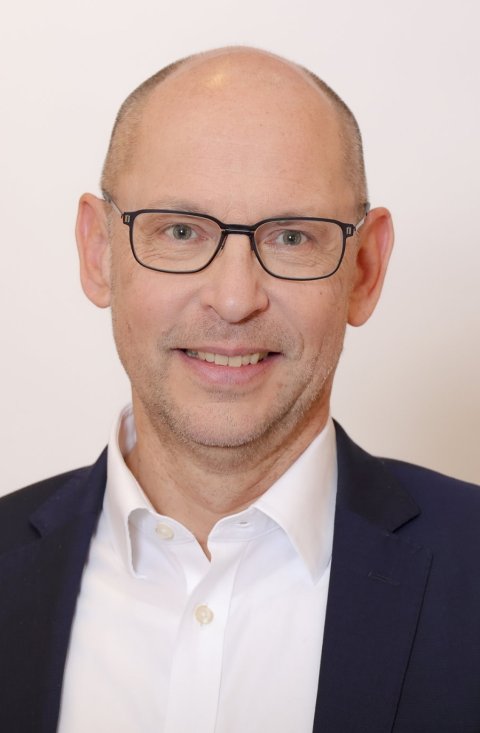 Portraitfoto von Dr. Peter Schüssler