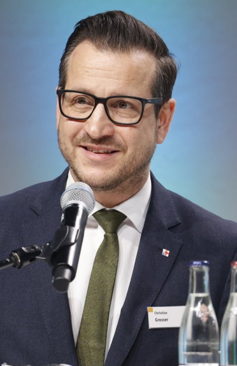 Christian Grosser steht an einem Rednerpult