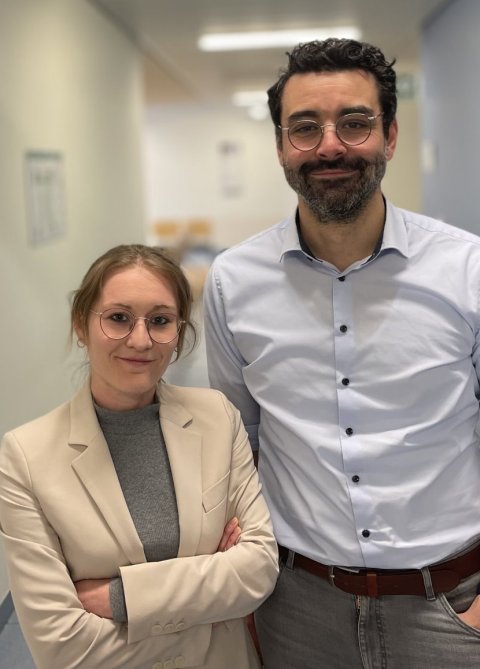 Dr. Marina Ruppert-Junck und Prof. Dr. David Pedrosa stehen nebeneinander in einem Krankenhausflur.