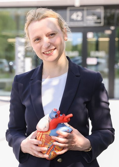 Prof. Dr. Constanze Schmidt hält das anatomische Modell eines menschlichen Herzens in beiden Händen