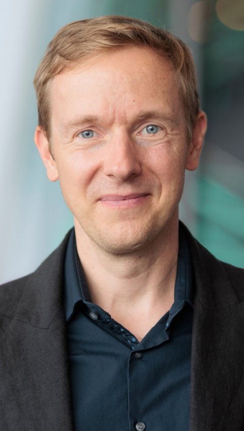 Portrait of Dr Ronald Biemann