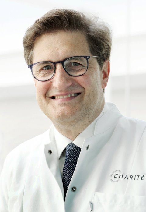 Portraitfoto von Prof. Jens Vogel-Claussen