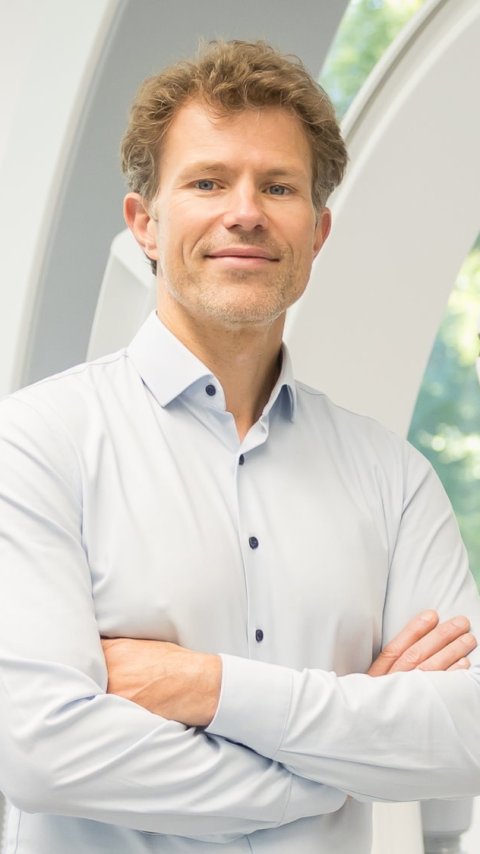 Prof. Dr. Evaldas Girdauskas steht mit verschränkten Armen in einem Klinikraum