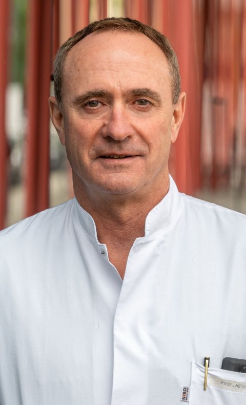 Portraitfoto von Prof. Bernhard Meyer