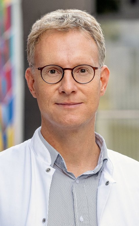 Portraitfoto von Prof. Dr. Simon Jacob