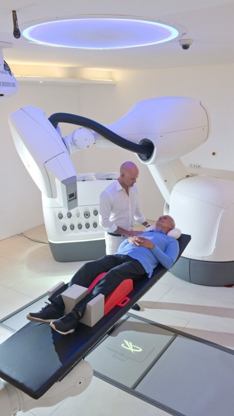 Ein Mann unterzieht sich einer Strahlenbehandlung gegen Prostatakrebs