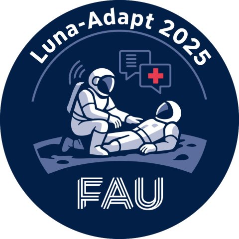 Ein kreisrundes dunkelblaues Logo mit zwei Astronauten, die während eines medizinischen Notfalls miteinander Kommunizieren. Über der Illustration steht der Schriftzug Luna-Adapt 2025, darunter das Logo der FAU