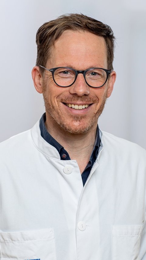 Portraitfoto von Prof. Dr. Siegbert Rieg