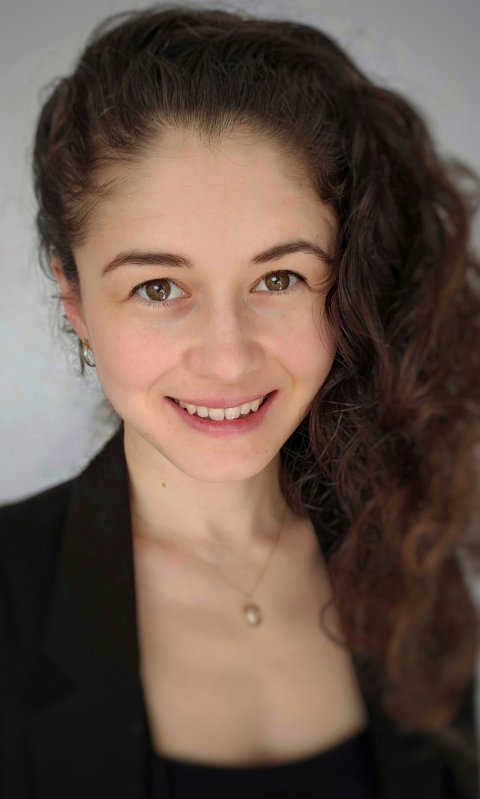 Portrait photo of Mio Kobayashi Frisk