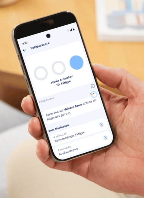 Eine Hand hält ein Smartphone mit einer App zur Begleitung von Patienten mit Fatigue