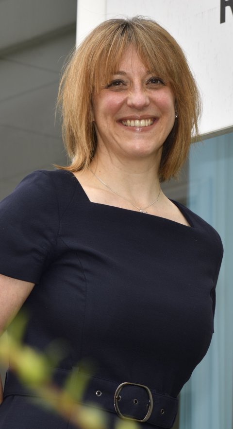 Cropped photo of Dr Rachael Evans standing in front of the Leicester Biomedical Research Centre