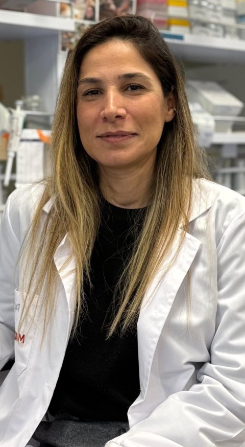 Dr. Derya Deniz Özdemir is sitting on a chair in a research laboratory