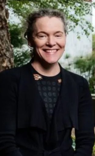 Portrait photo of Prof. Louise Emmett