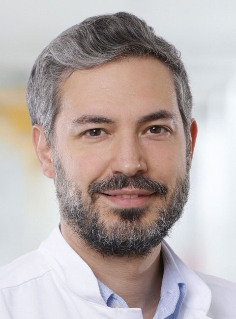 Portraitfoto von Dr. Enver Aydilek