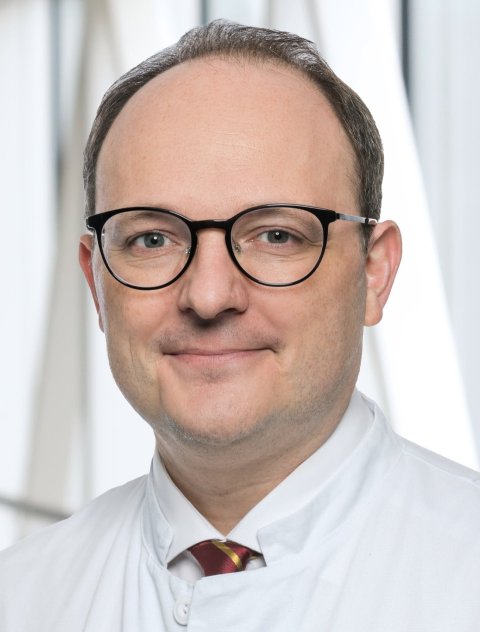 Portraitfoto von Prof. Dr. Sascha Dietrich