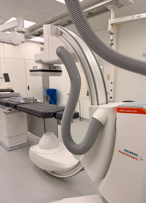 Ein bildgebendes Angiografie-System vom Typ Artis icono.vision von Siemens Healthineers im OP eines Klinikums