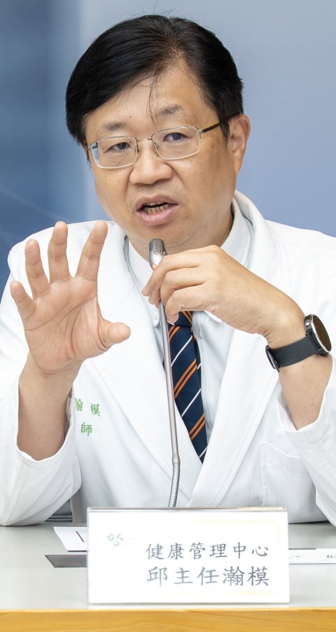 Professor Han-Mo Chiu speaking at a press conference