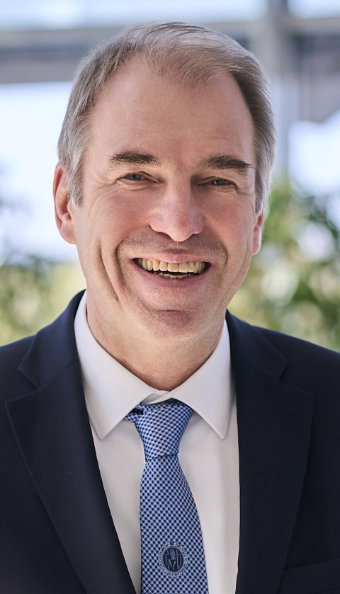 Portraitfoto von Professor Dr. Jens Werner