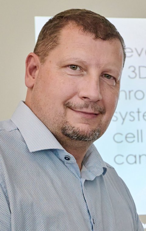 Portrait photo of Peter Horvath