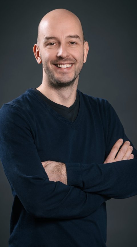 Maarten Zandbergen is standing with his arms crossed in front of his chest
