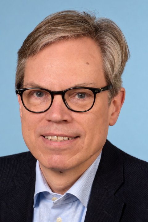Portraitfoto von Prof. Dr. Helge Topka